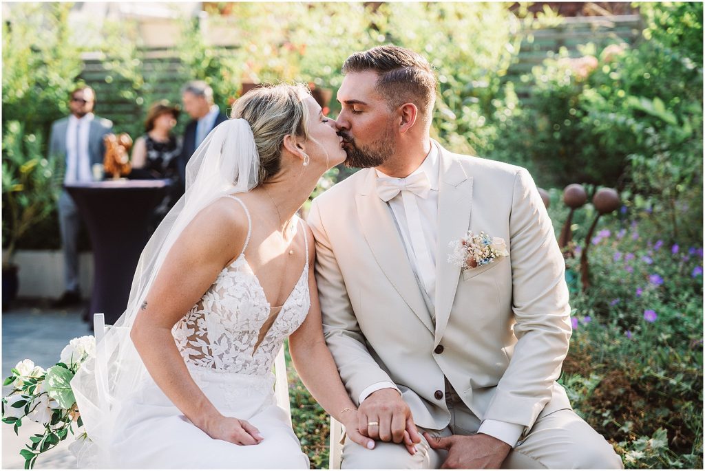 Brautpaar küsst sich während der freien Trauung im Müggenkrug Oldenburg – emotionaler Hochzeitsmoment