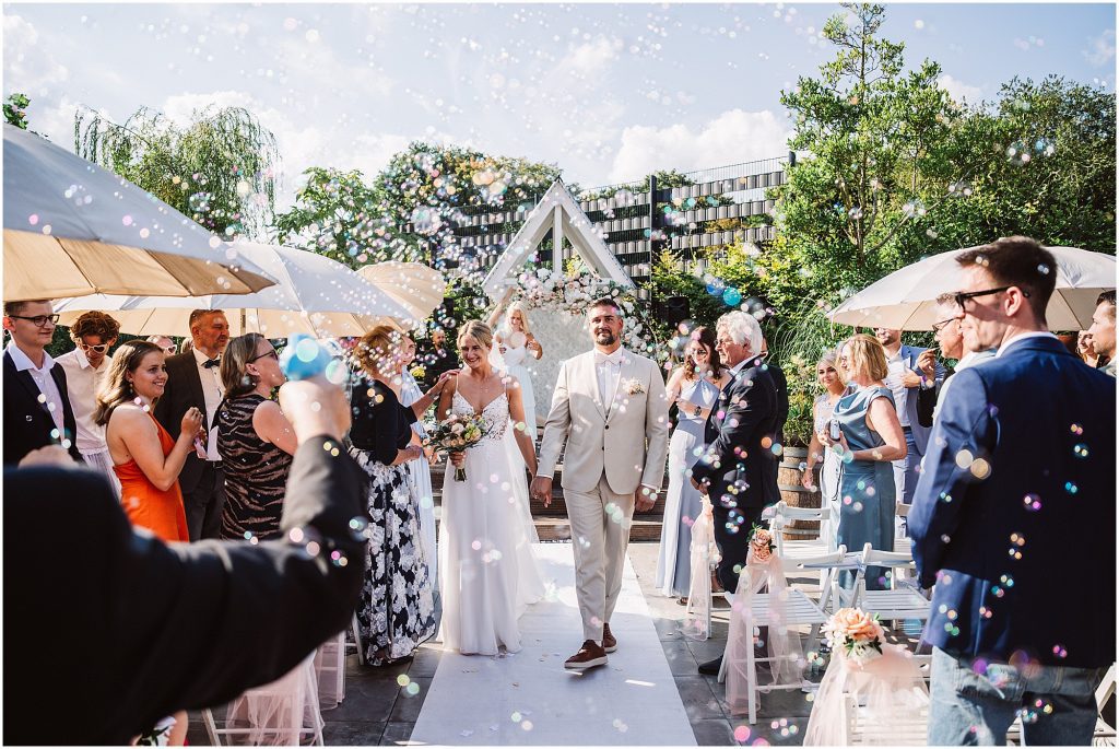 Brautpaar verlässt nach der freien Trauung den Müggenkrug Oldenburg – Glückwünsche der Hochzeitsgesellschaft