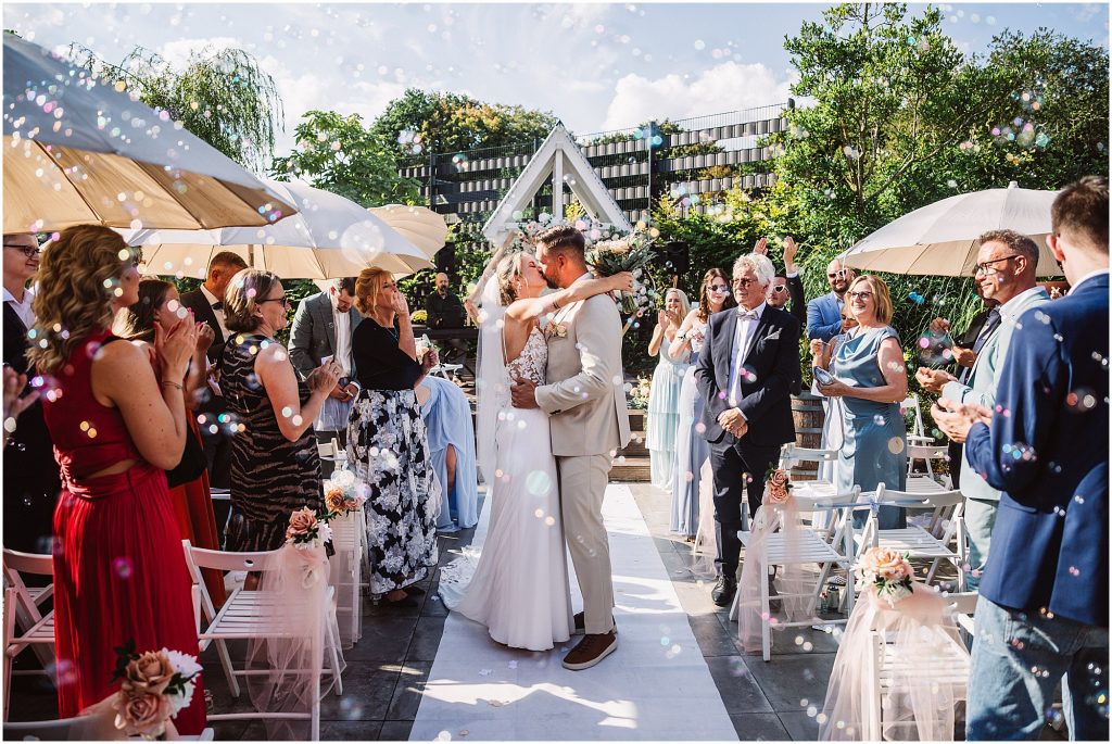 Brautpaar küsste sich beim Auszug aus der freien Trauung
