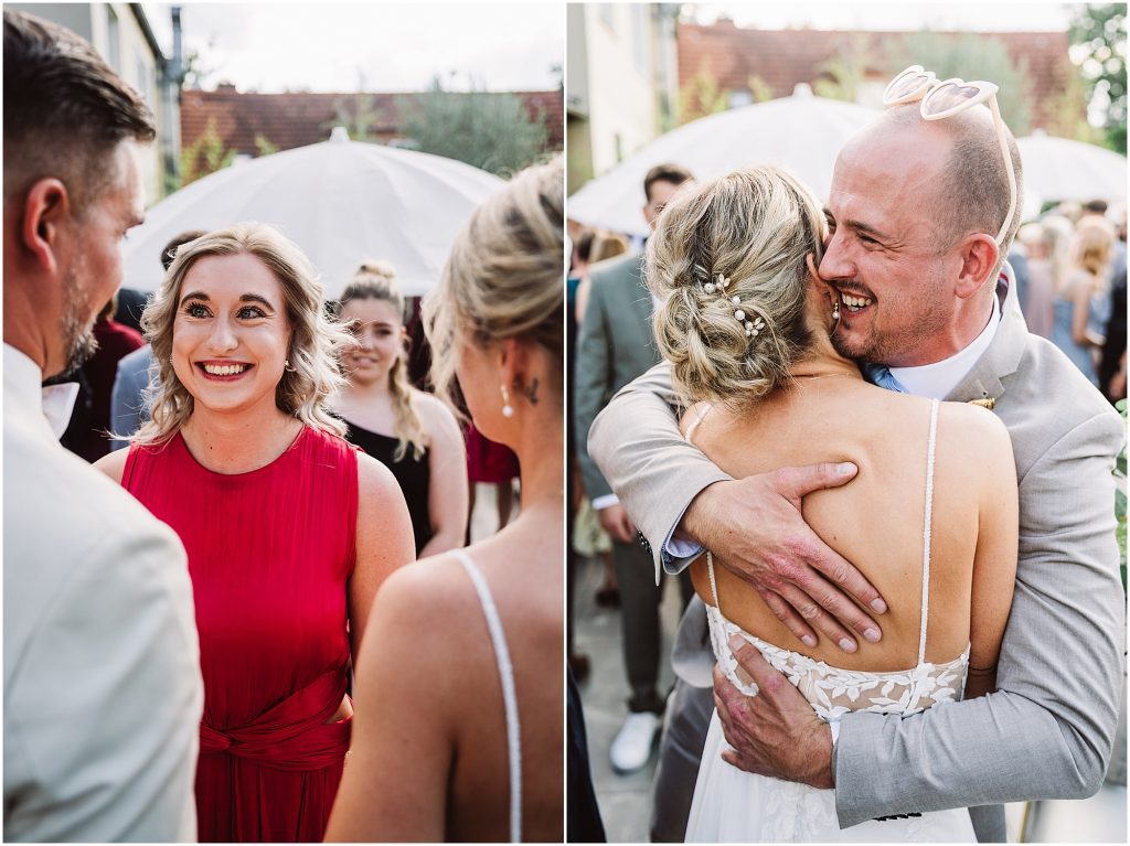 Gäste umarmen und gratulieren dem Brautpaar nach der freien Trauung im Müggenkrug Oldenburg