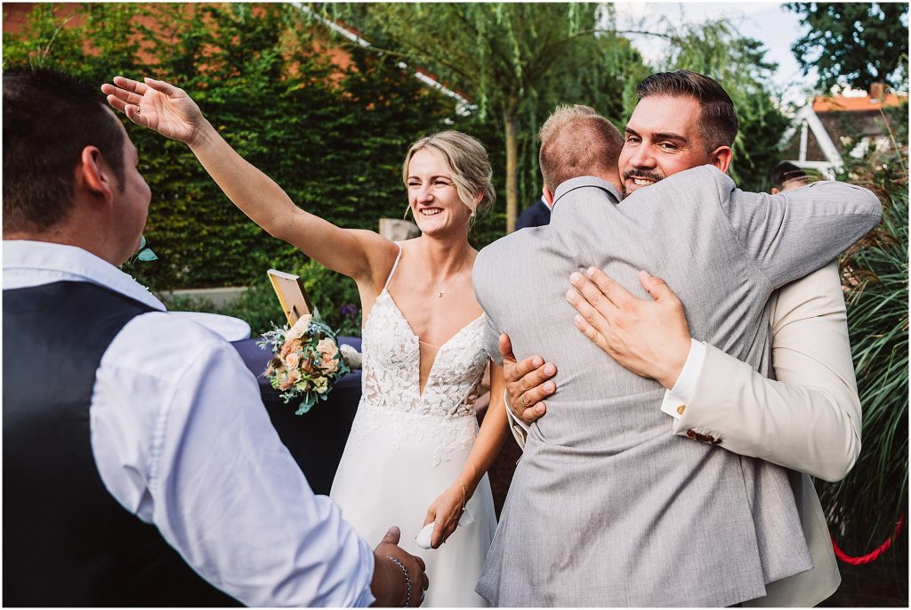 Hochzeitsgäste gratulieren dem Brautpaar nach der freien Trauung im Müggenkrug Oldenburg