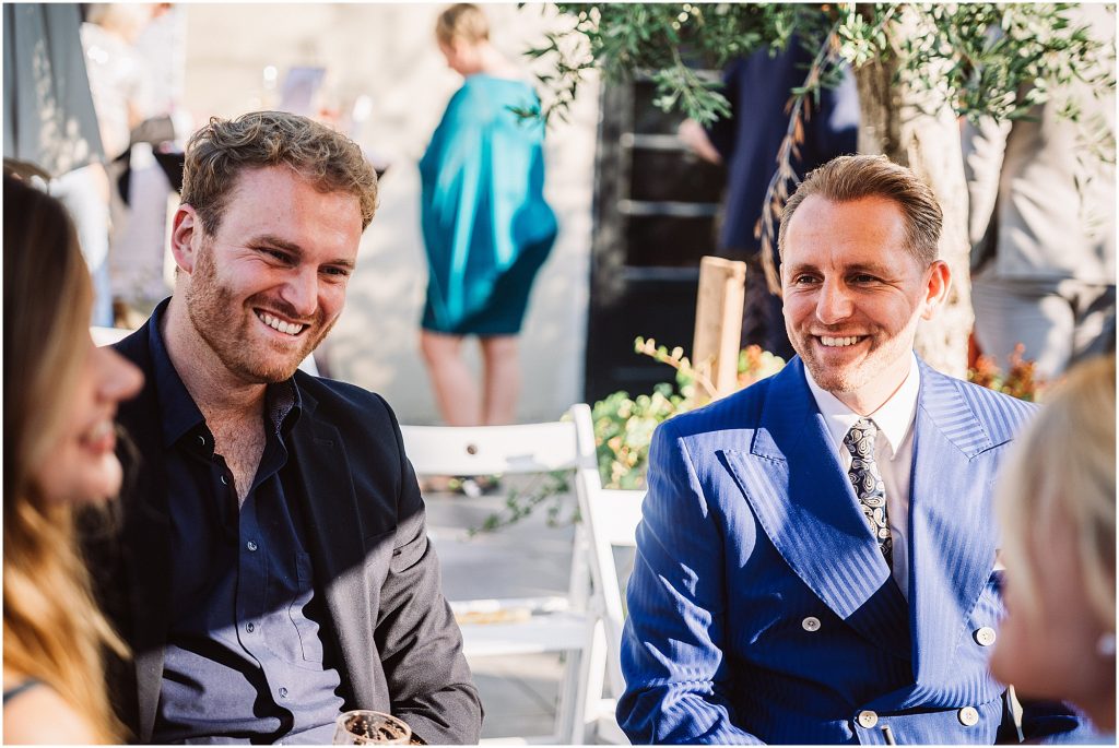 Hochzeitsgäste im Gespräch während der Feier im Müggenkrug Oldenburg – entspannte Stimmung