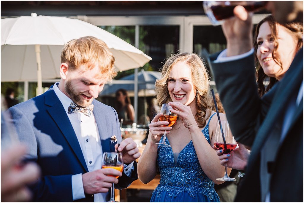 Hochzeitsgäste stoßen nach der freien Trauung im Müggenkrug Oldenburg gemeinsam an