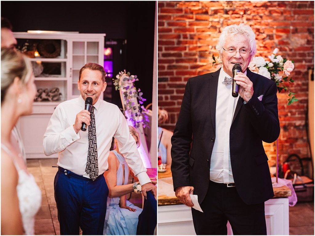 Redner spricht während der freien Trauung im Müggenkrug Oldenburg – Brautpaar und Gäste hören aufmerksam zu