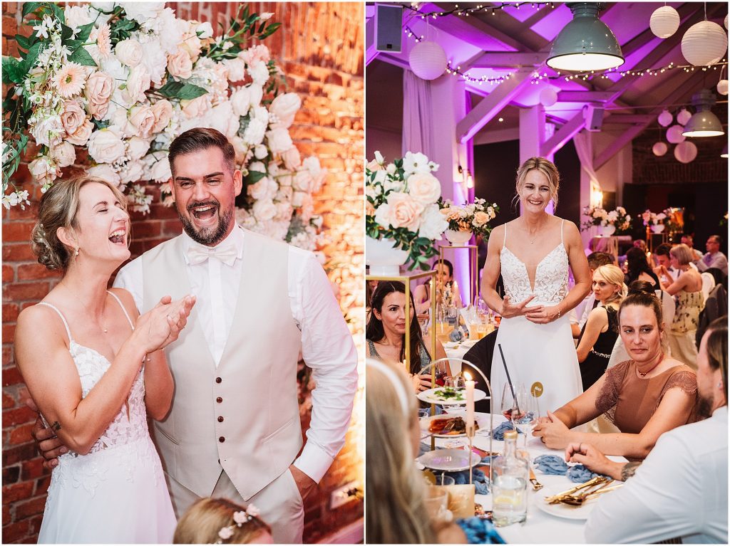 Brautpaar hört einer Rede während der Feier im Müggenkrug Oldenburg aufmerksam zu