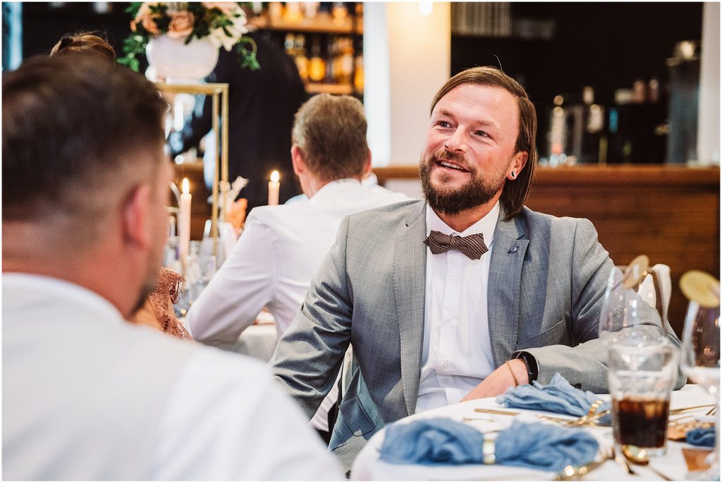 Hochzeitsgäste hören einer Rede im Müggenkrug Oldenburg aufmerksam zu – ruhige Stimmung während der Feier