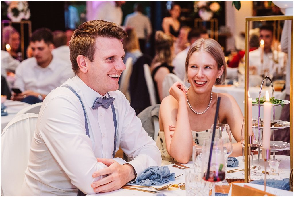 Hochzeitsgäste unterhalten sich während der Feier im Müggenkrug Oldenburg – lebendige Atmosphäre