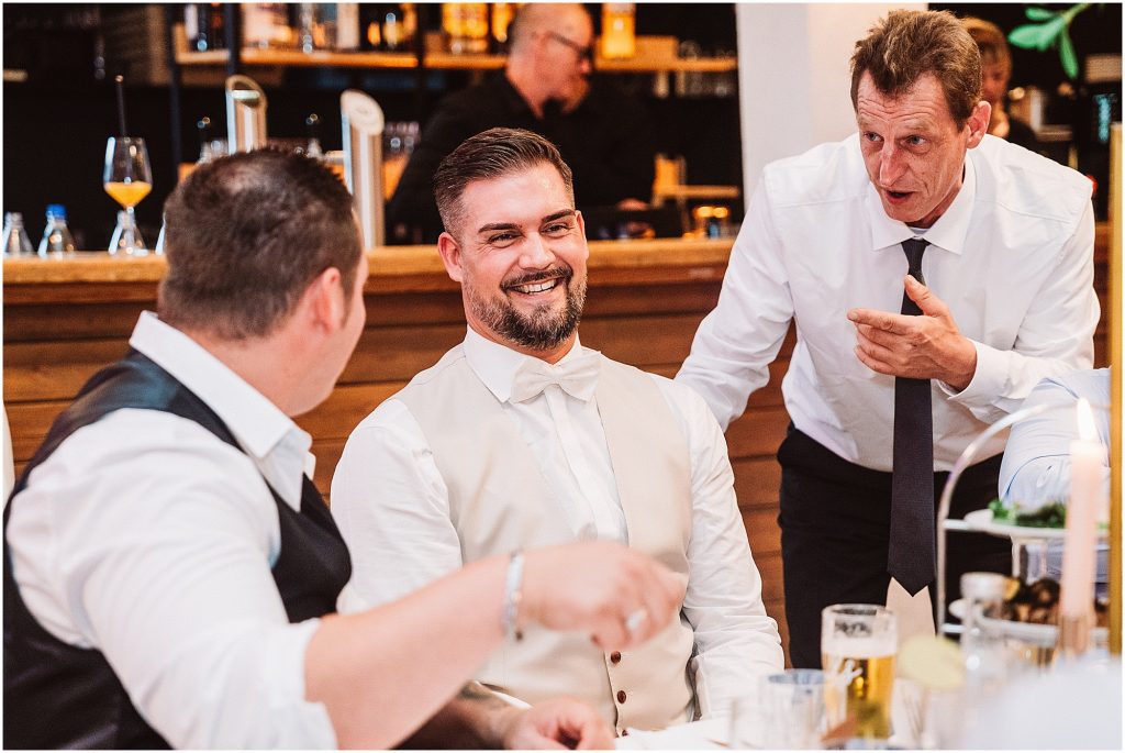 Bräutigam hört aufmerksam einer Rede bei der Feier im Müggenkrug Oldenburg zu
