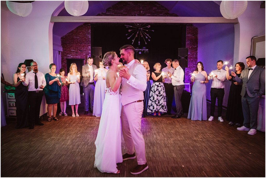 Brautpaar beim Eröffnungstanz im Müggenkrug Oldenburg – stimmungsvoller Start der Hochzeitsfeier
