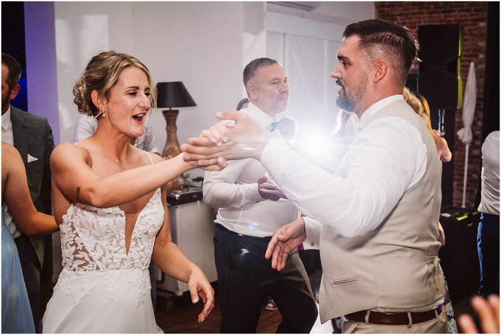 Brautpaar tanzt ausgelassen während der Hochzeitsfeier im Müggenkrug Oldenburg