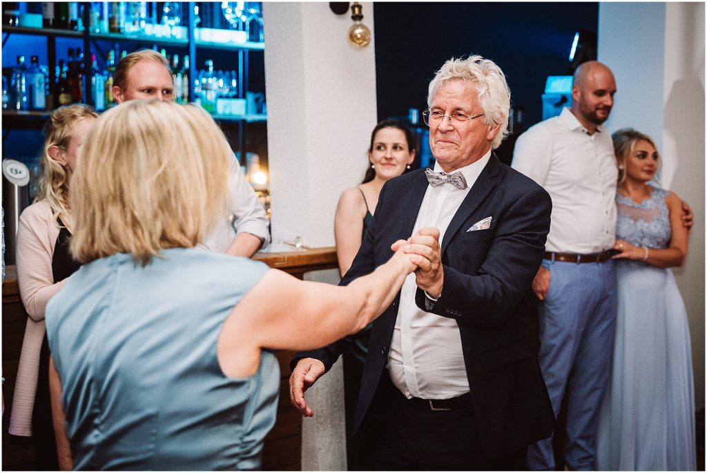 Hochzeitsgäste tanzen ausgelassen während der Feier im Müggenkrug Oldenburg