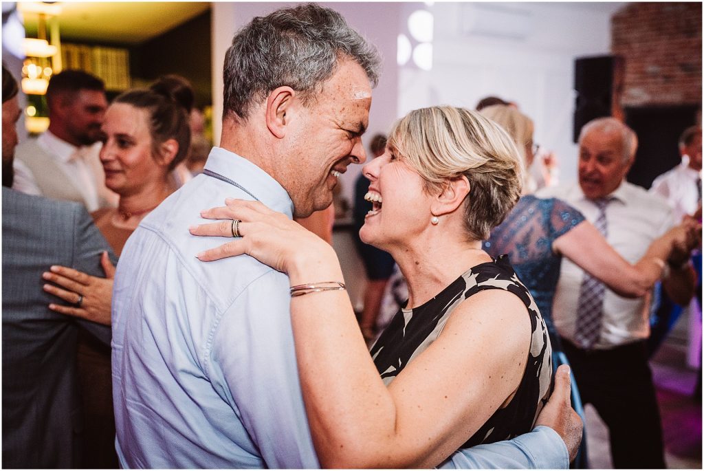 Hochzeitsgäste feiern ausgelassen auf der Tanzfläche im Müggenkrug Oldenburg – lebendige Hochzeitsfeier