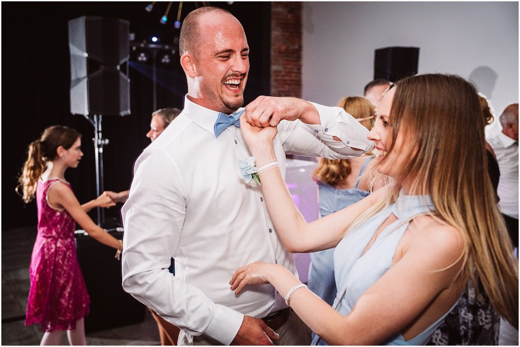 Hochzeitsgäste feiern ausgelassen auf der Tanzfläche im Müggenkrug Oldenburg – fröhliche Abendstimmung