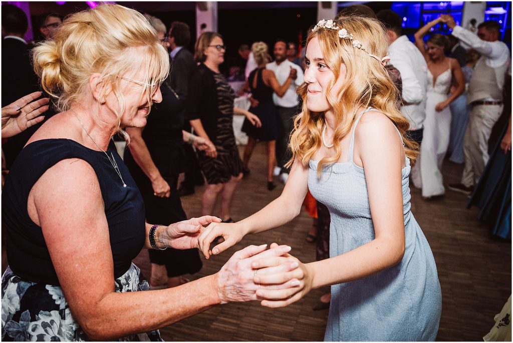 Hochzeitsgäste feiern ausgelassen auf der Tanzfläche im Müggenkrug Oldenburg – lebendige Abendstimmung