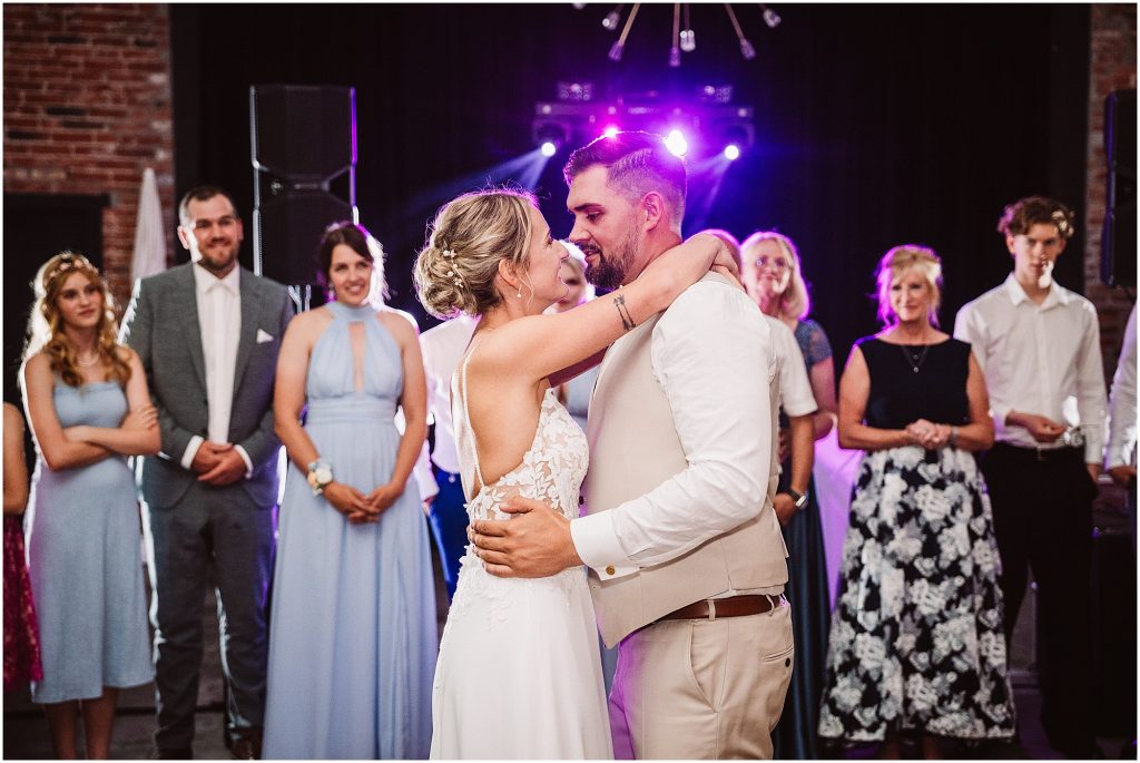Brautpaar tanzt gemeinsam mit Hochzeitsgästen während der Feier im Müggenkrug Oldenburg – ausgelassene Stimmung