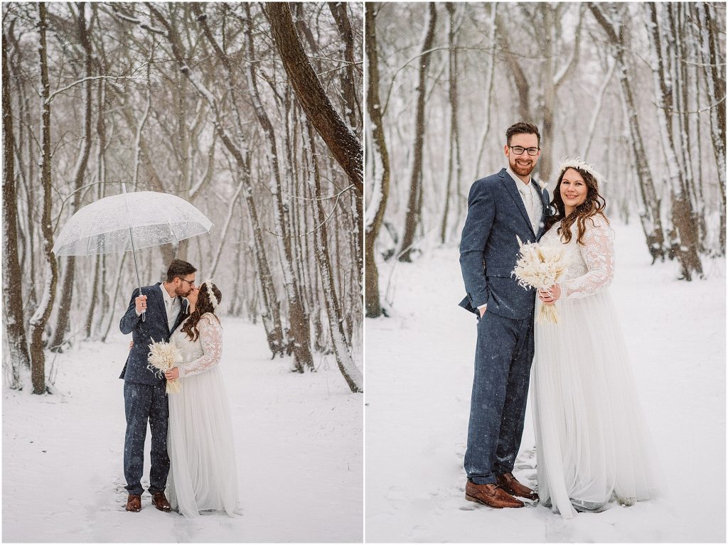Schneefall bei einer Winterhochzeit auf Norderney – inniger Moment des Brautpaares im Argonnenwäldchen nahe der Hochtiedsstuv