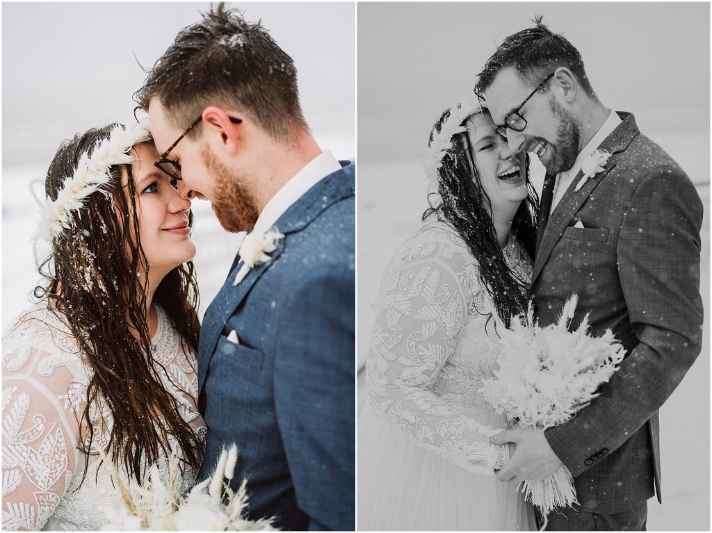Schneefall bei einer Winterhochzeit auf Norderney – inniger Moment des Brautpaares in den Dünen