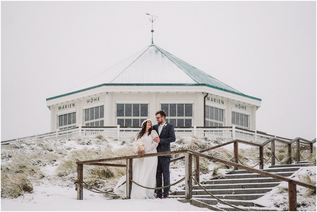Hochzeitsfotograf Norderney – emotionales Brautpaarshooting im Schnee nahe der Marienhöhe