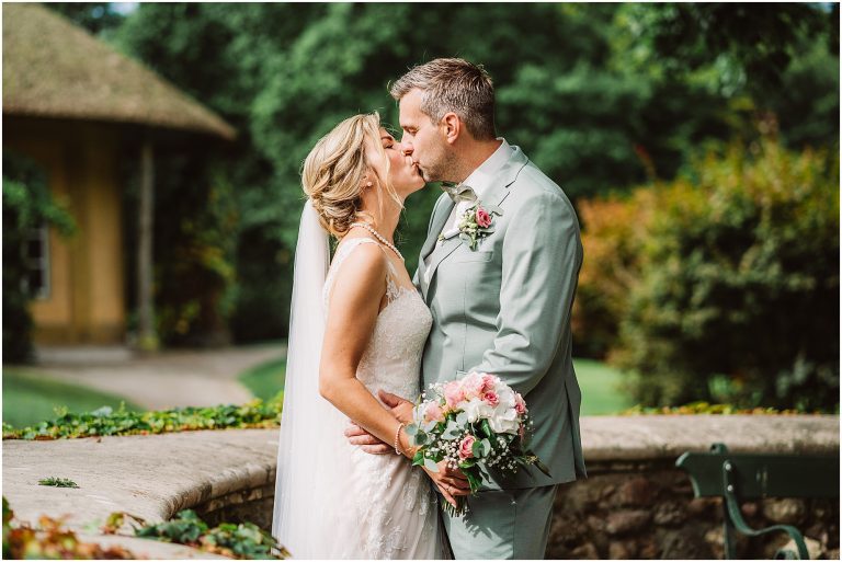 Natürliche Hochzeitsfotos im Schlosspark Lütetsburg – Brautpaar im Grünen