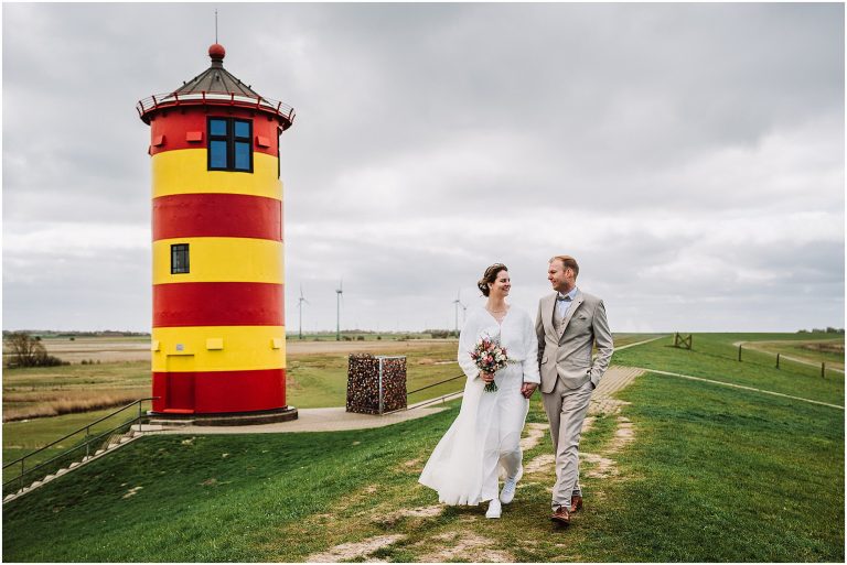 brautpaar-nordsee-hochzeit-greetsiel-leuchtturm