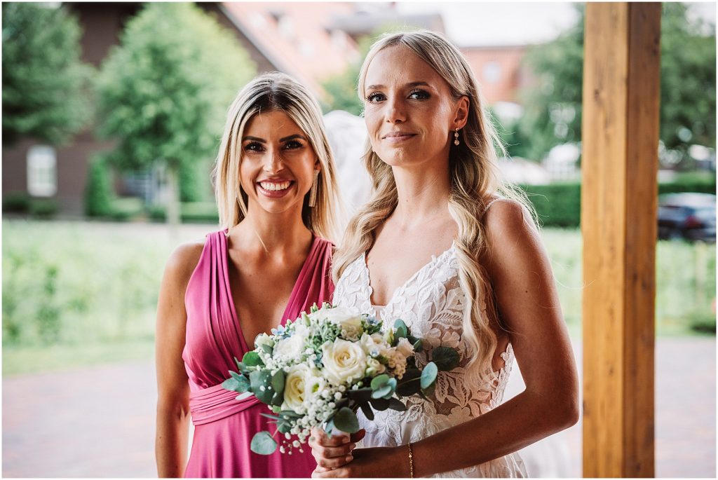 gaeste warten auf brautpaar hochzeit middels