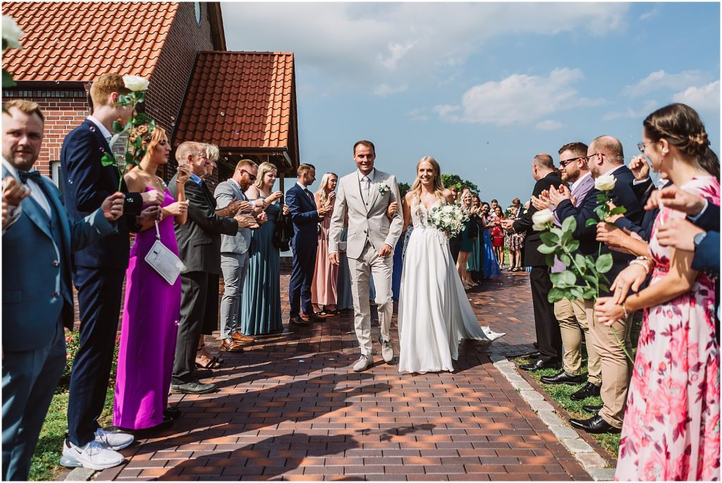 auszug brautpaar kapelle middels jubel gaeste