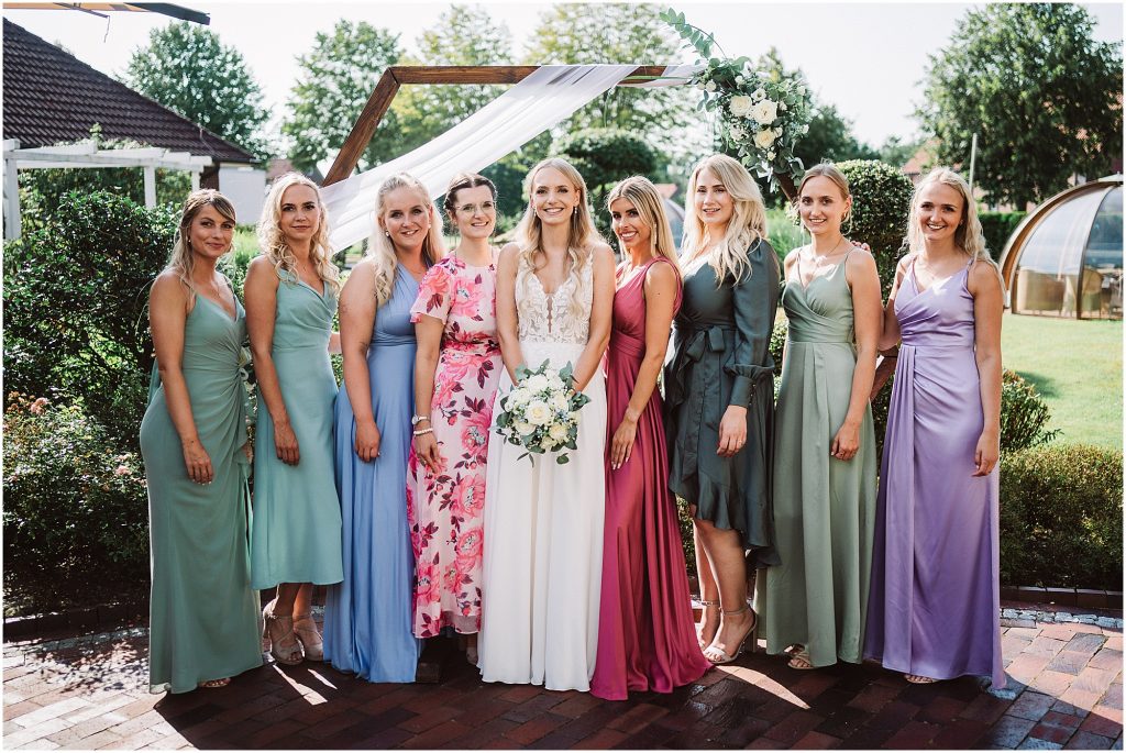 gruppenfoto der damen bei einer hochzeit in aurich middels