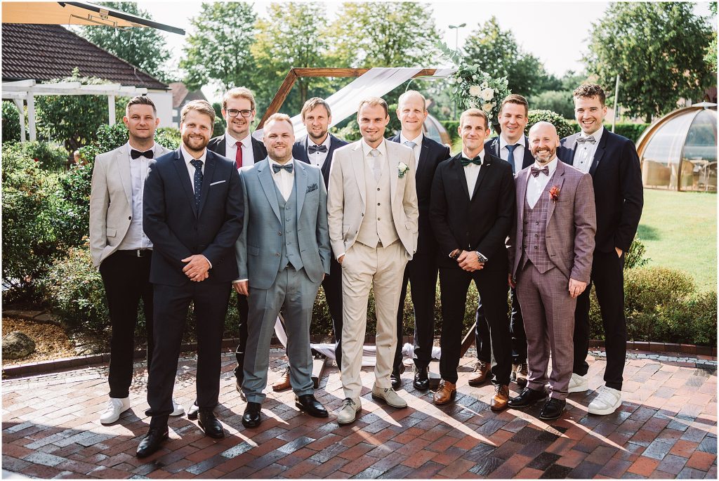 gruppenfoto der herren bei einer hochzeit in aurich middels