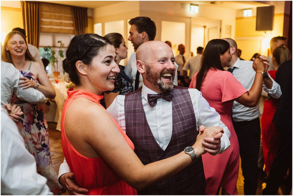 party hochzeit gaeste feiern ausgelassen