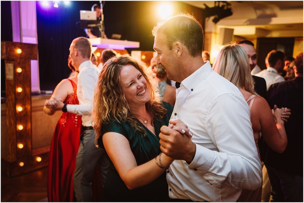 gaeste tanzen hochzeit middels abend